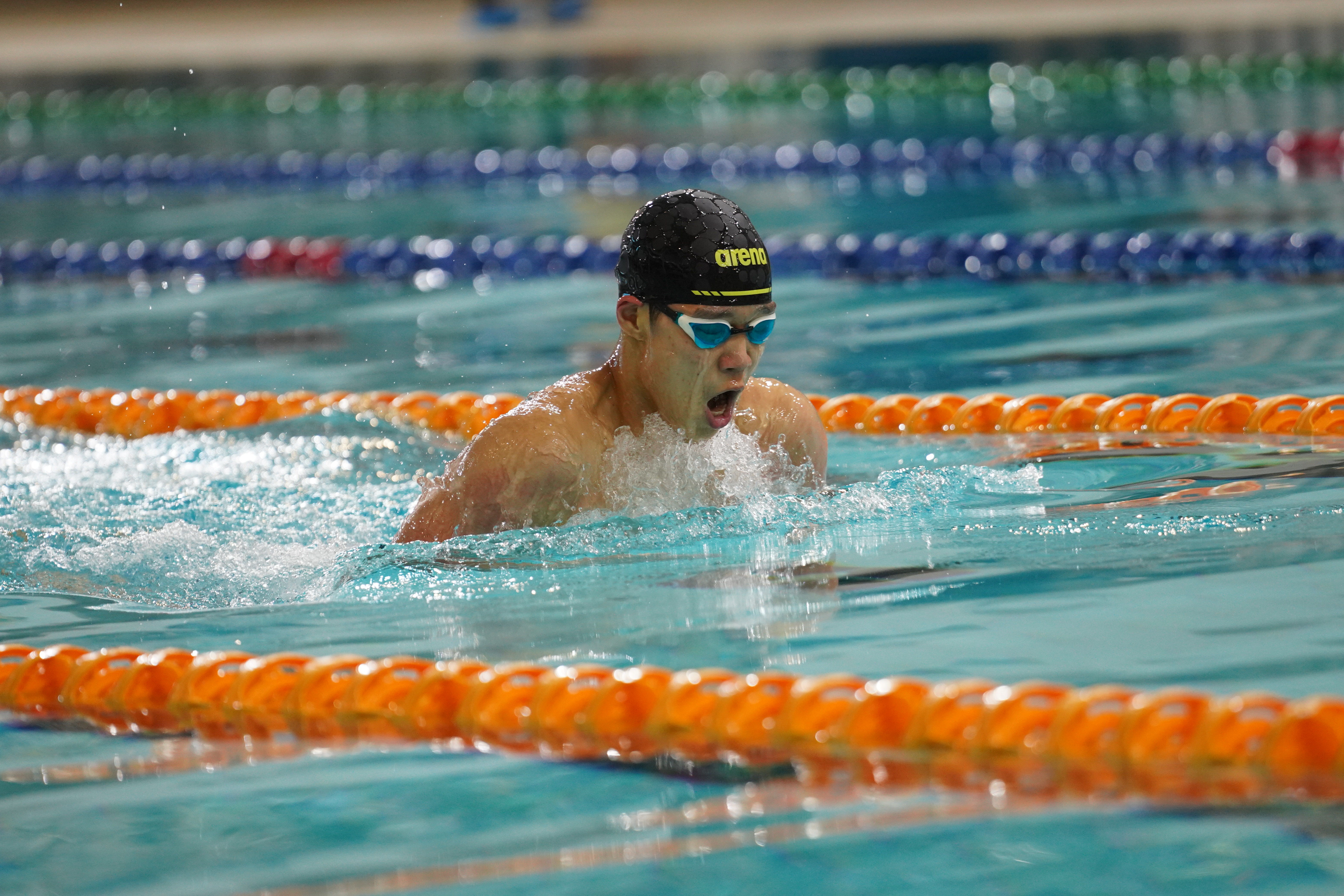 3 聯國 林志聰在男子B組一百公尺 蛙泳打破周文顥十一年前創下的大會紀錄.jpg